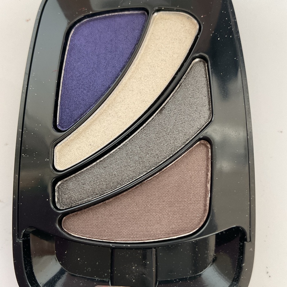 L’Oréal Color Riche eyeshadow in Love To Hate Me NWT - Picture 4 of 7